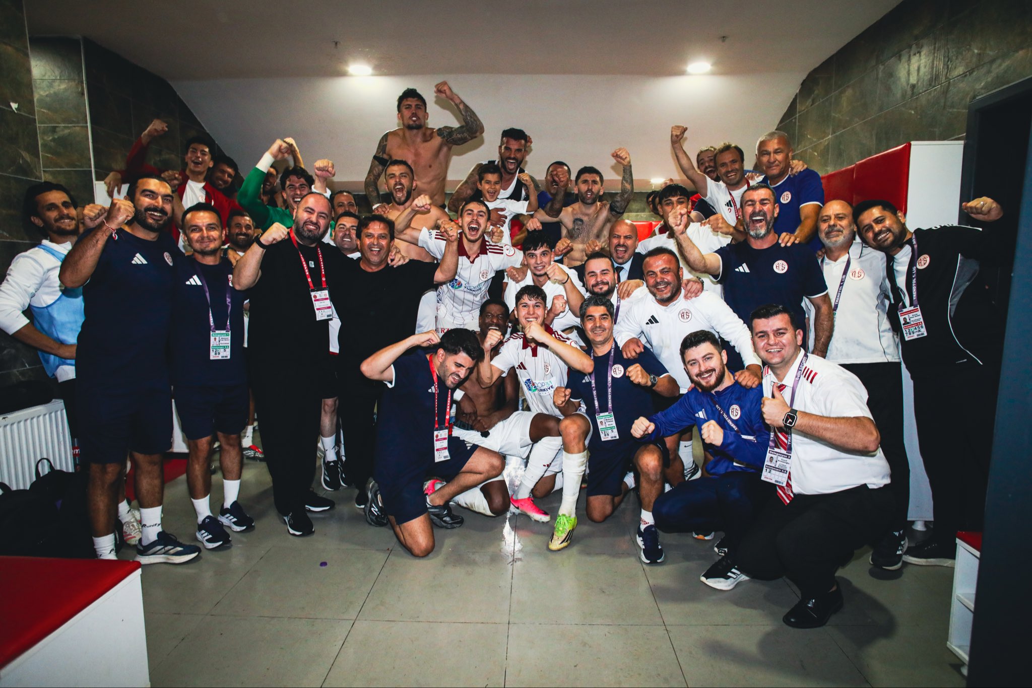 Kaptan Gemiyi Terk Etmedi. 2-1