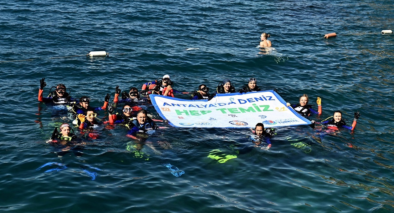 Gönüllü dalgıçlar deniz dibi temizliği yaptı