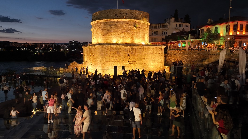 Hıdırlık Kulesi’nde gün batımı ve müzik keyfi