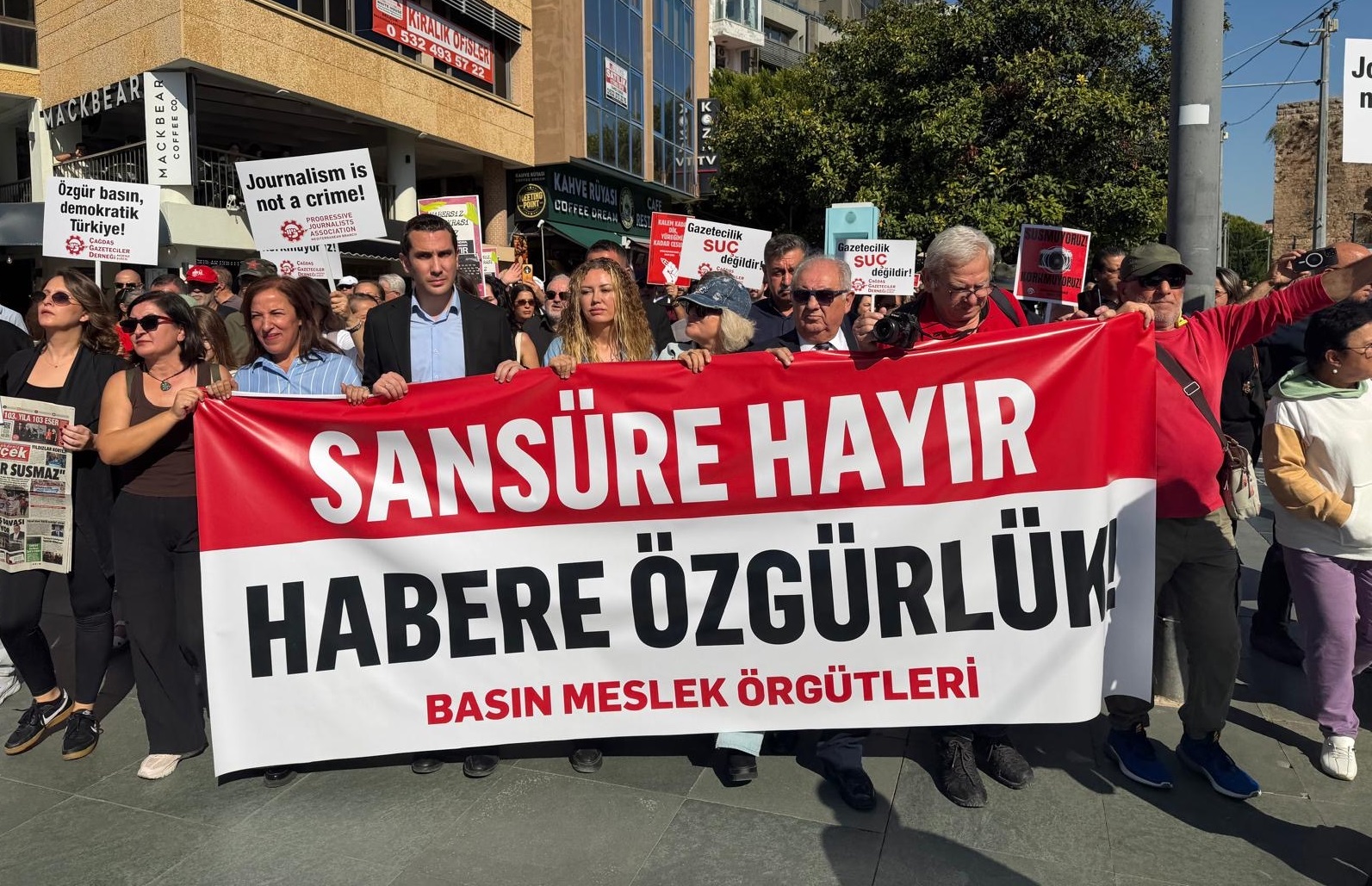 Büyük Gazeteci Yürüyüşüne Antalya'dan Güçlü Ses